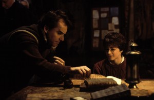 Chris-Columbus-Daniel-Radcliffe-on-set-Harry-Potter-The-Chamber-of-Secrets-camera