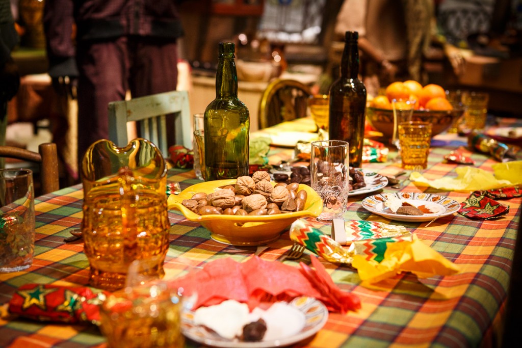 The Weasley kitchen dressed for Christmas (6)