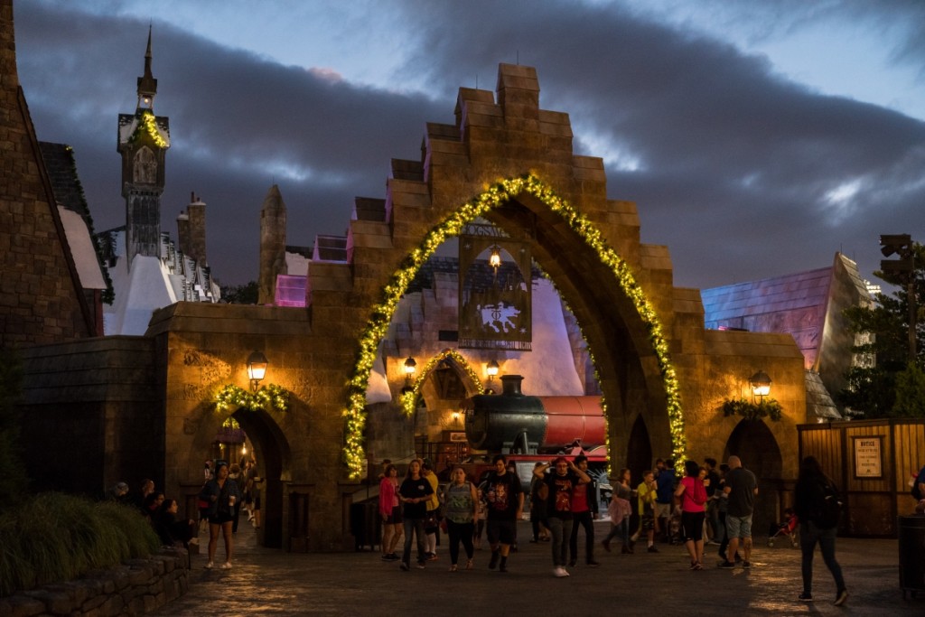 The_Christmas_decorations_of_Hogsmeade_–_photo_gallery_7