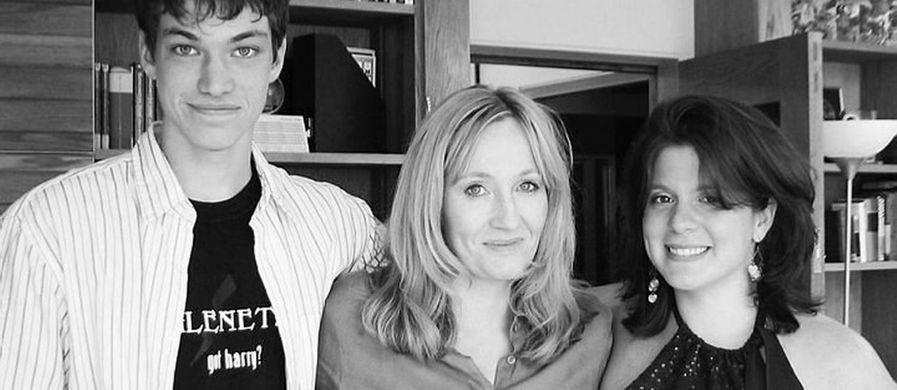 https-ogimg.infoglobo.com_.br-in-2800422-b5f-f0a-FT1500A-550-Melissa-Anelli-a-esquerda-junto-com-J.K.-Rowling-amizade-criada-apos-entrevistaDivulgacao-2