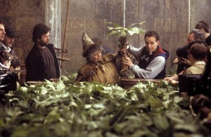 miriam-margolyes-e-il-regista-chris-columbus-sul-set-del-film-harry-potter-e-la-camera-dei-segreti-139016