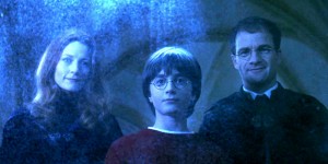 Geraldine-Somerville-as-Lily-Potter-Daniel-Radcliffe-as-Harry-Potter-Adrian-Rawlins-as-James-Potter-in-Mirror-of-Erised