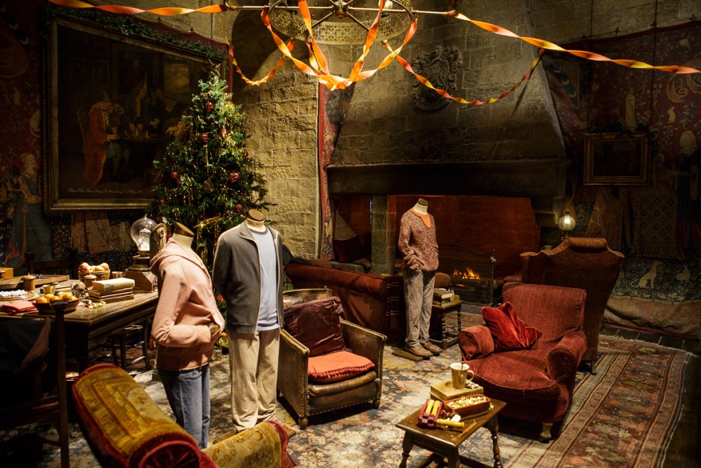Gryffindor common room dressed for Christmas (4)