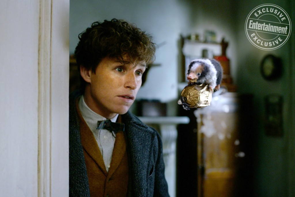 Fantastic Beasts: The Crimes of Grindelwald (L-r) EDDIE REDMAYNE as Newt Scamander and a baby Niffler