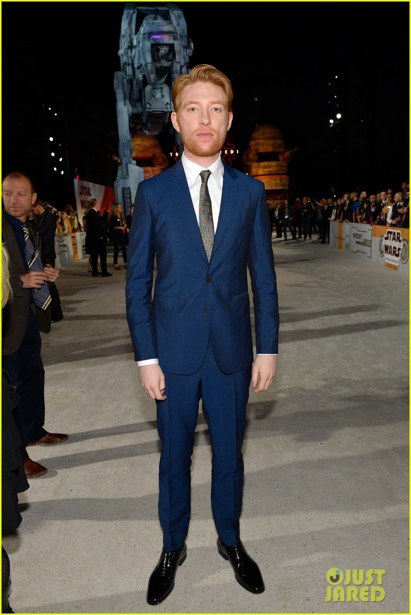 john-boyega-adam-driver-domhnall-gleeson-suit-up-for-last-jedi-premiere-03